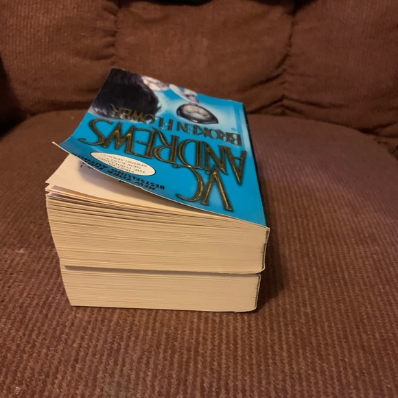 V. C. Andrews 2 book bundle - Picture 5 of 9